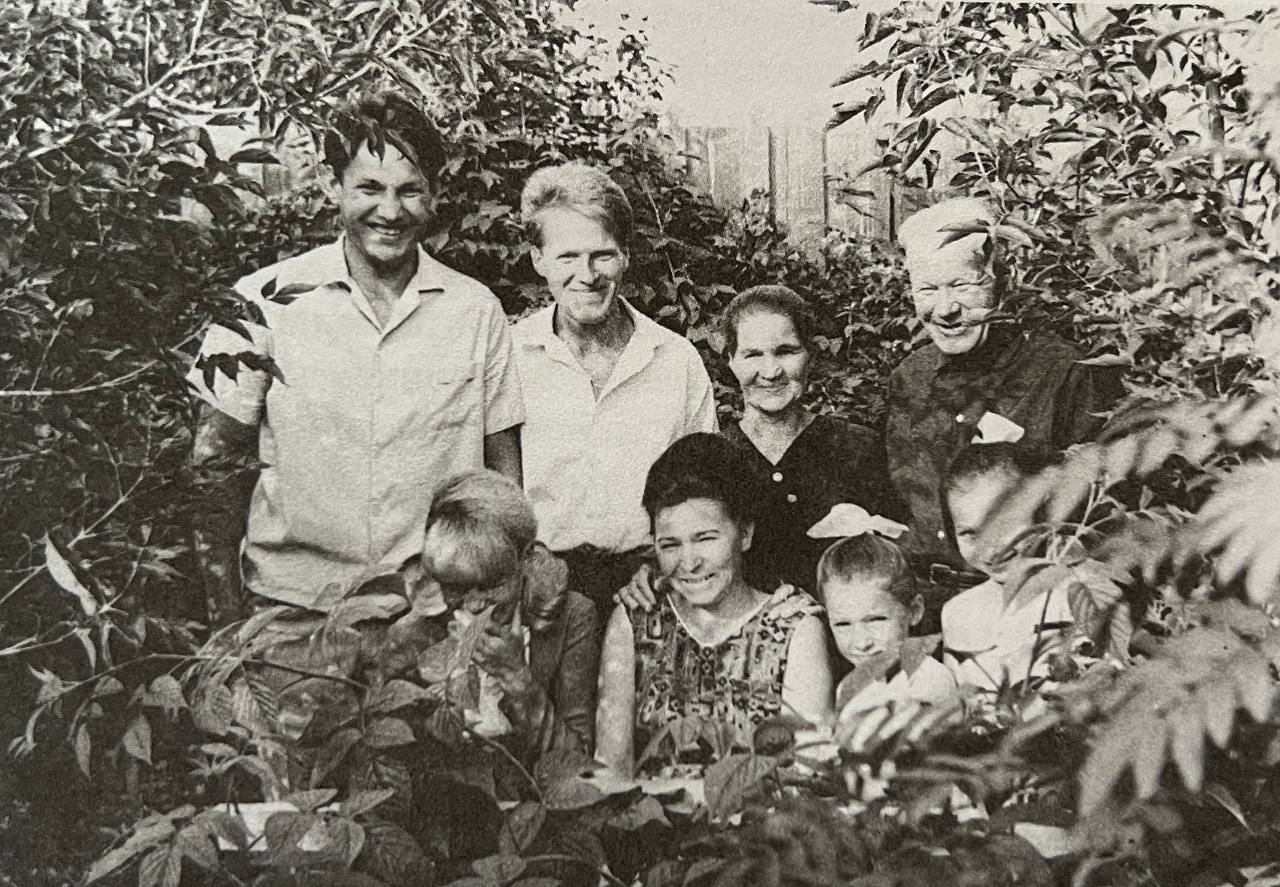 Семья Ельциных в 1966 году в Бутке. В первом ряду: Валентина Николаевна, Наина Иосифовна, Таня и Лена; во втором ряду: Борис Николаевич, Михаил Николаевич, Клавдия Васильевна, Николай Игнатьевич. Фото: семейный архив Ельциных, опубликовано в книге «Неизвестный Ельцин» Рамзии Галеевой