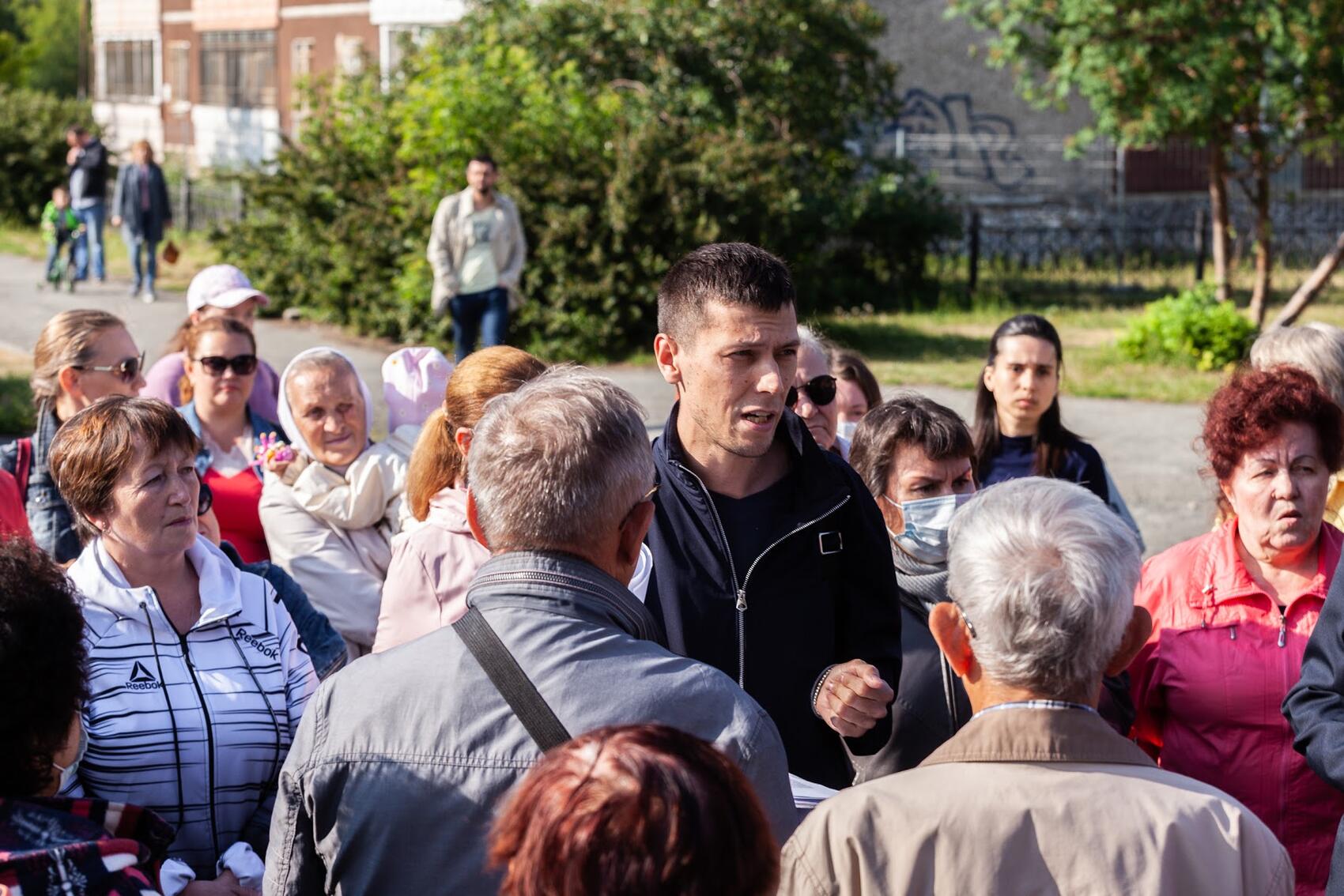 Владислав Постников и местные жители. Фото: Игорь Брук / It's My City