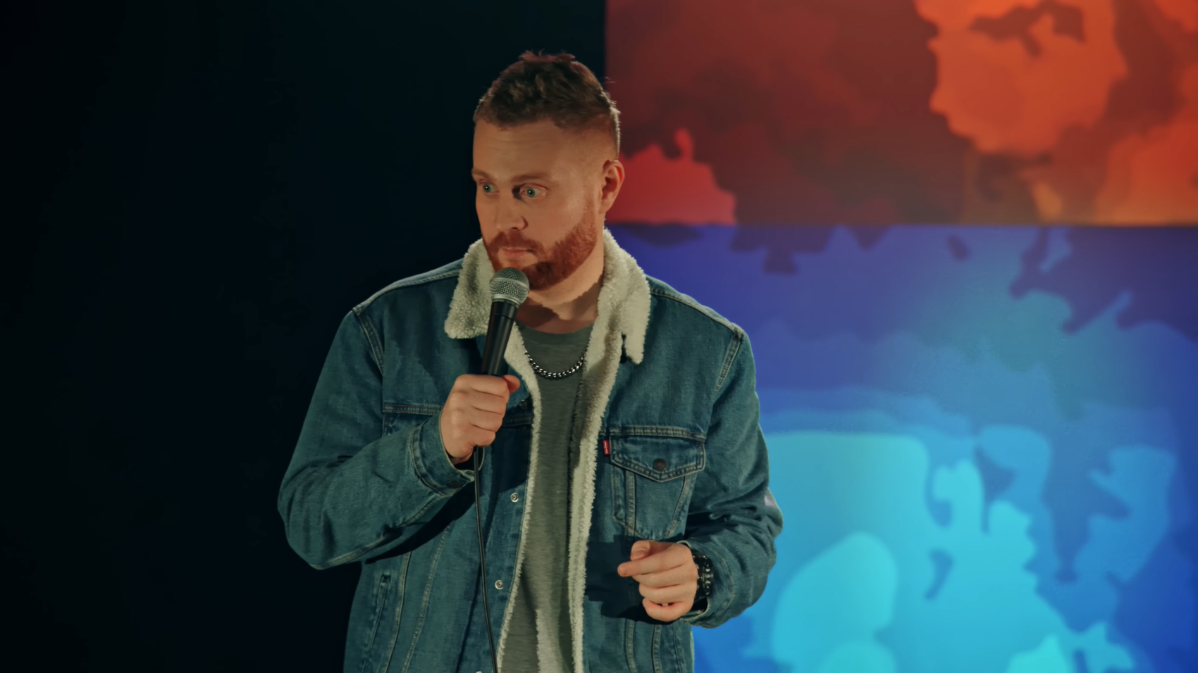 Стоп-кадр из записи концерта Евгения Чебаткова «Выходи из комнаты» на YouTube