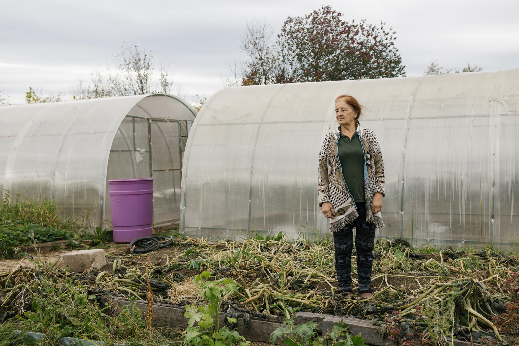 Элла Батт в своем огороде