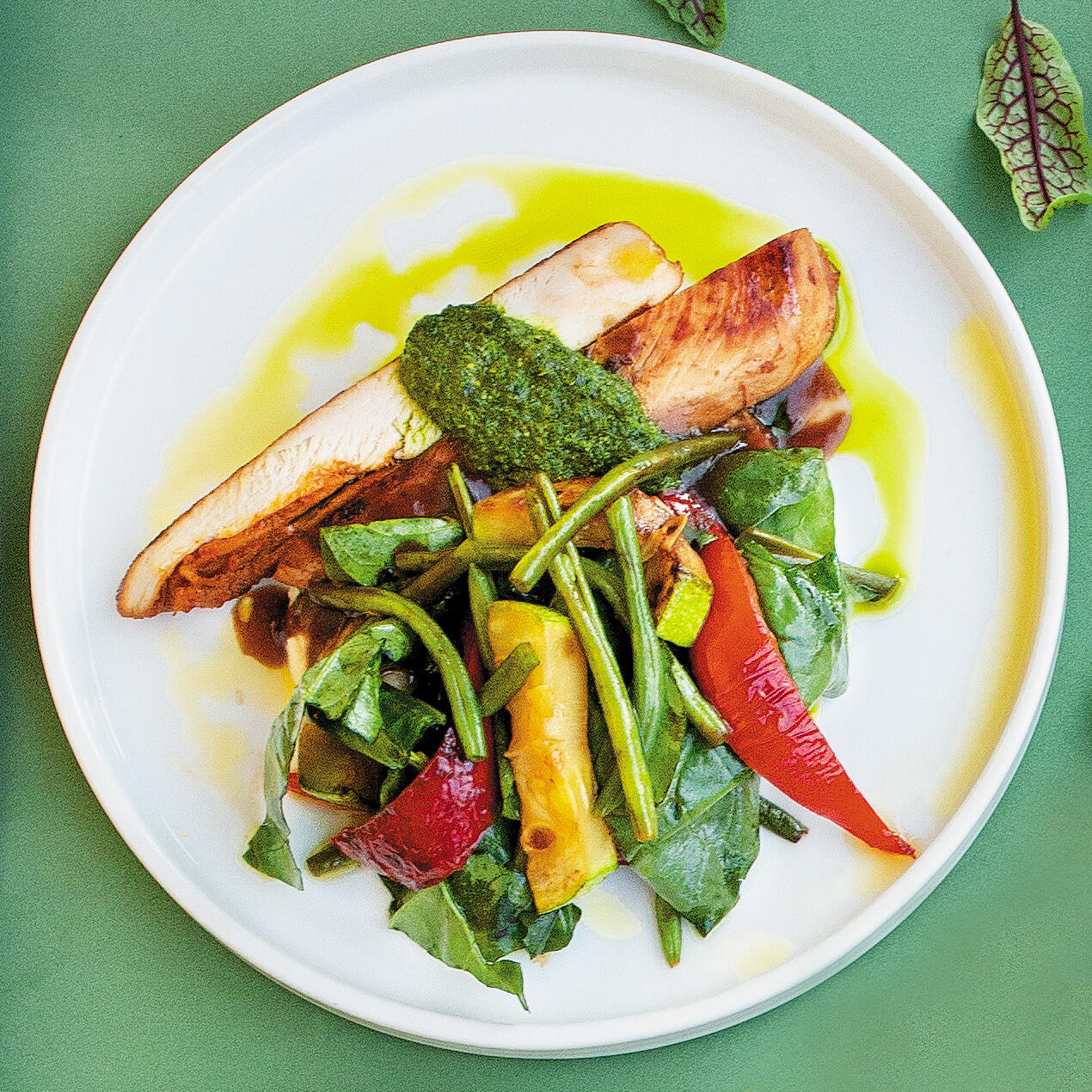 Куриная грудка су вид с печеными овощами