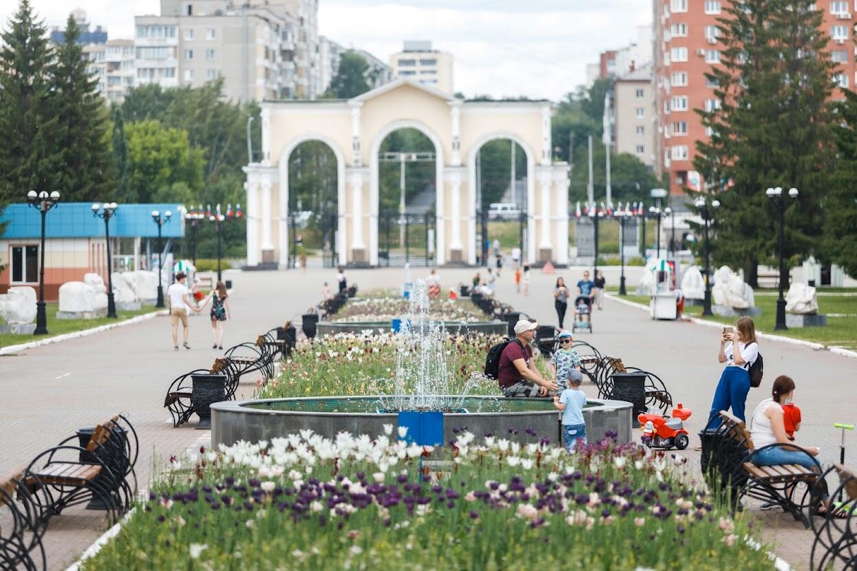 Центральный парк культуры и отдыха в екатеринбурге. Парк Маяковского Екатеринбург. Город Екатеринбург парк Маяковского. ЦПКИО Екатеринбург площадь. Лесопарк Маяковского Екатеринбург.