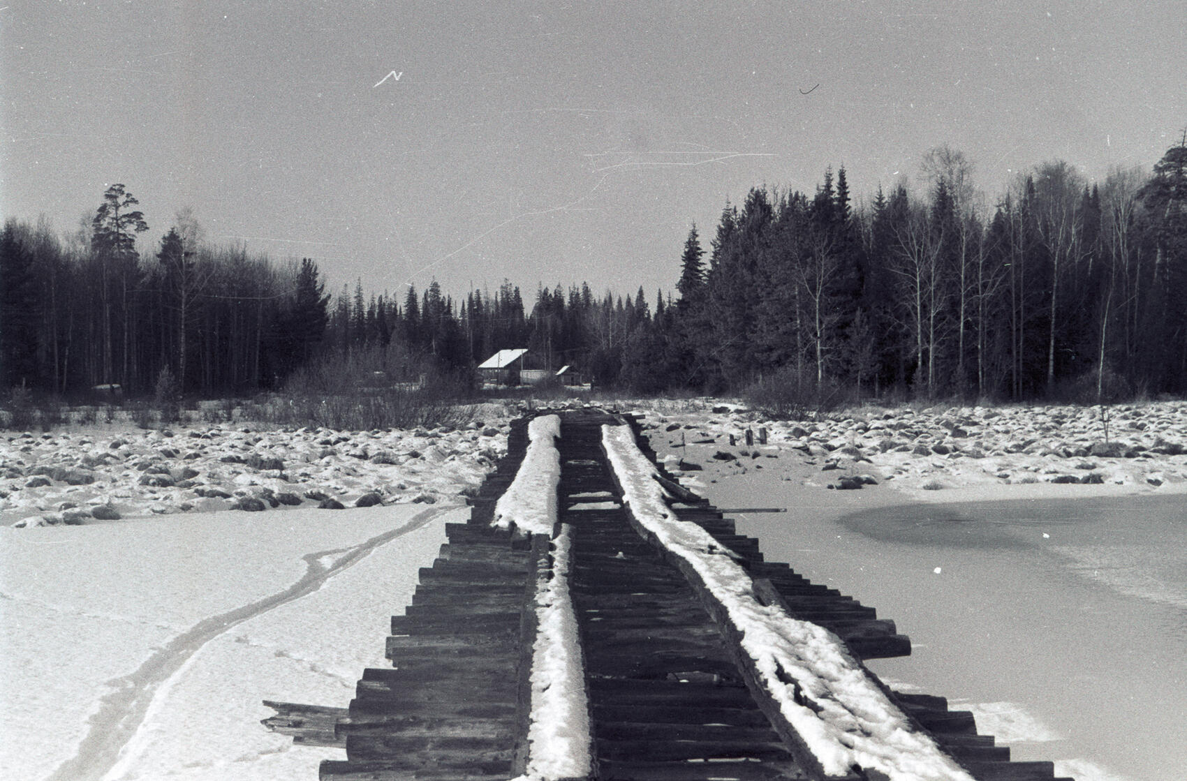 Переправа через реку. Фото из архива Владимира Вербеца, год съемки неизвестен