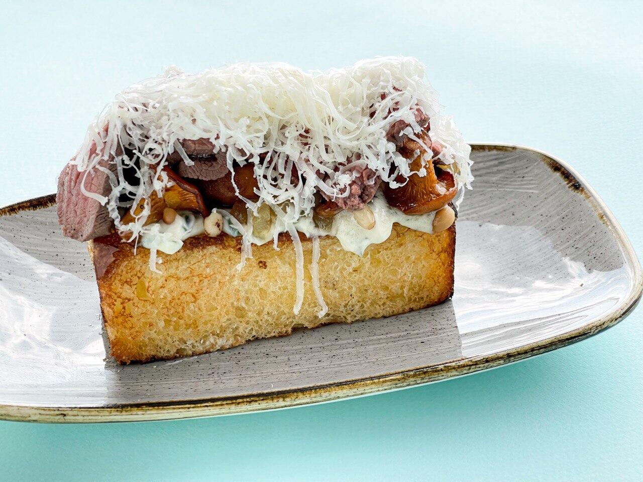 Говяжья вырезка с лисичками и кедровыми орехами. Фото: предоставлено организаторами фестиваля