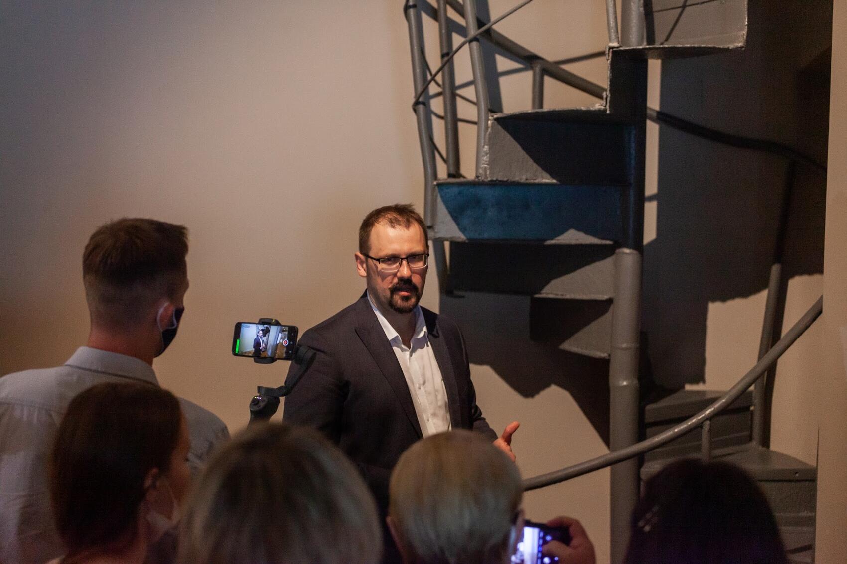 Директор Екатеринбургского музея изобразительных искусств Никита Корытин на фоне старой винтовой лестницы. Фото: Игорь Брук / It's My City