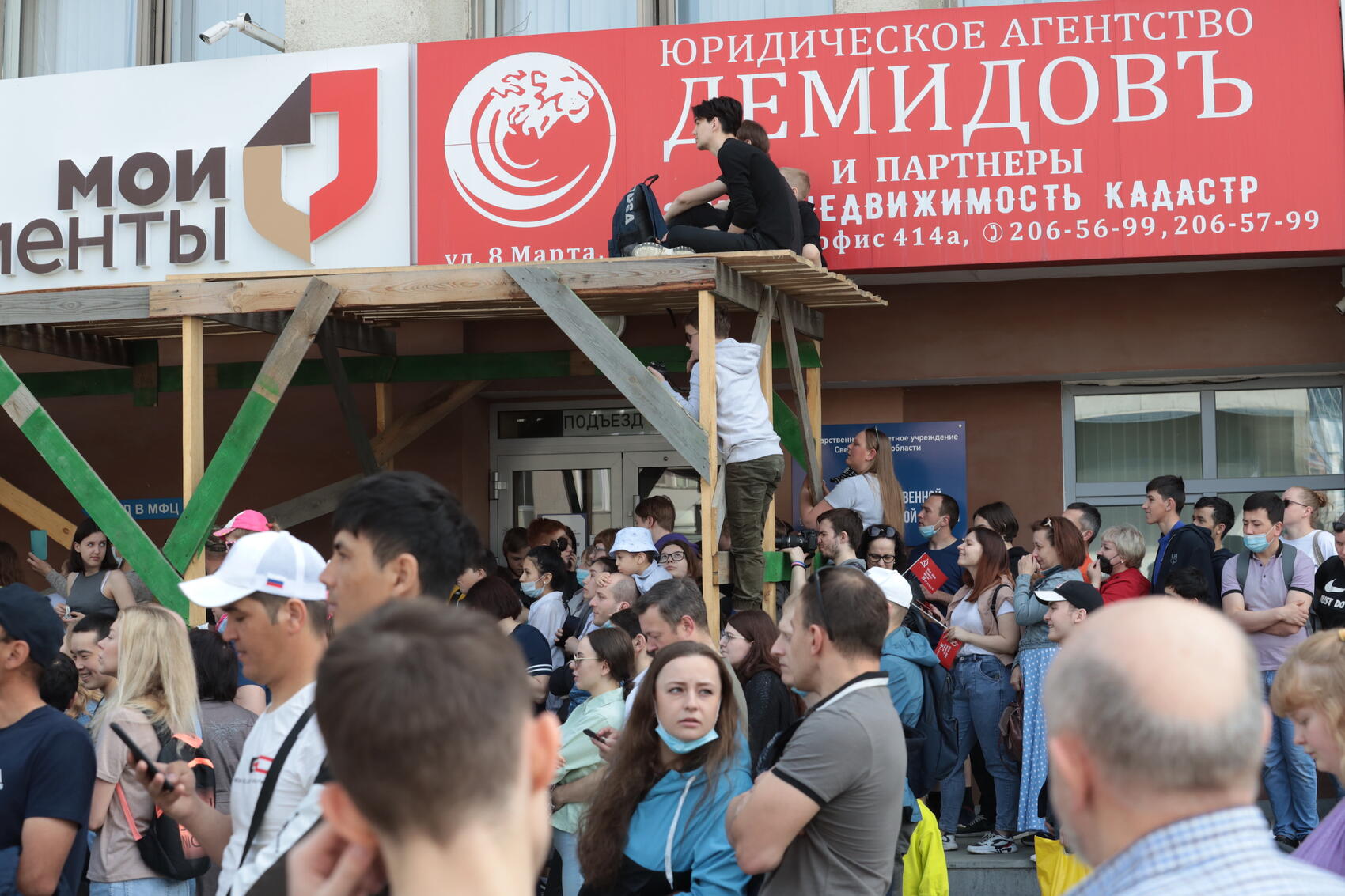 Чтобы увидеть парад, люди забираются на крыши и заборы. Фото: Любовь Кабалинова / It's My City