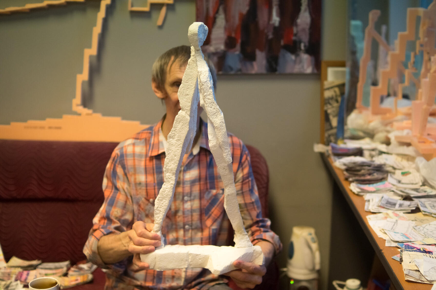 Лаушкин мечтает установить большую копию фигуры (на фото) на кольце возле «Высоцкого». Сейчас художник ищет тех, кто поможет ему реализовать эту идею. Фото: Елена Елизарова / It’s My City