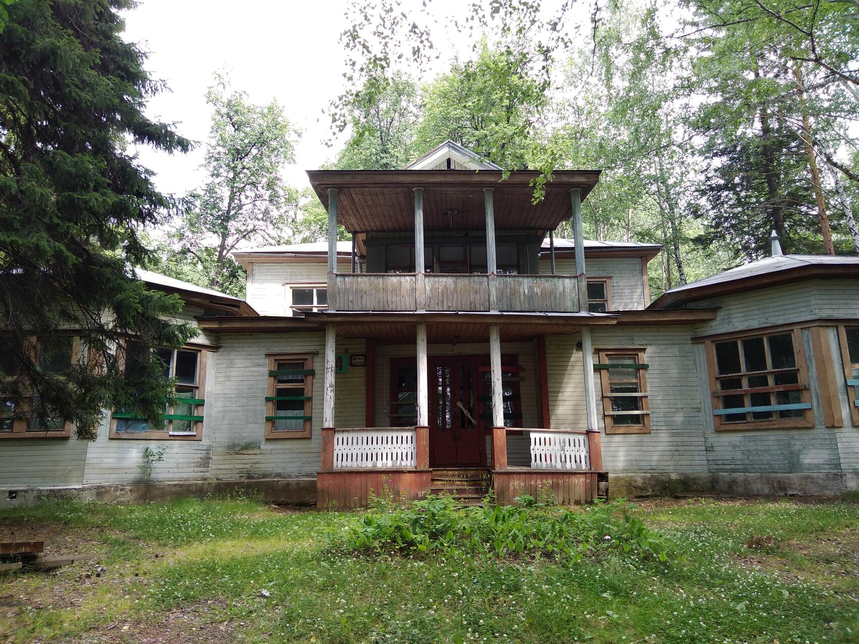 Одна из дач НКВД на озере Балтым. Фото Сергея Коробейникова / VK