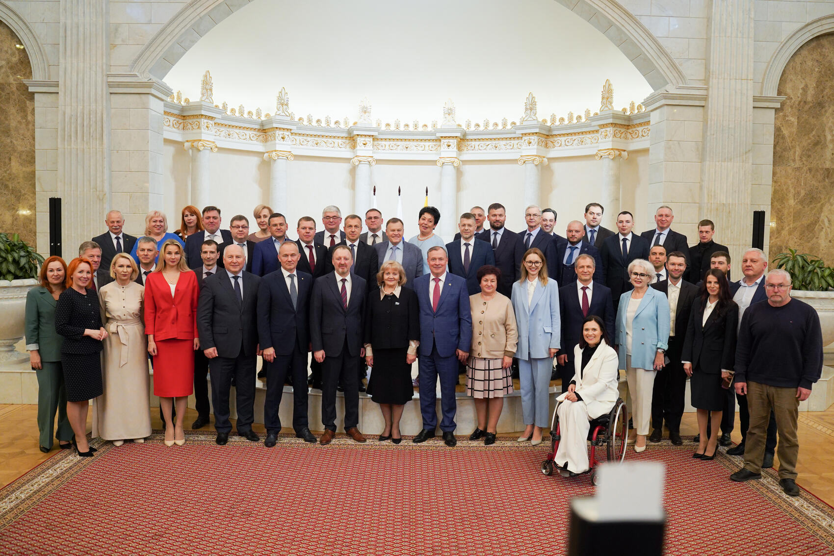Мэр Екатеринбурга, депутаты гордумы и областные чиновники после церемонии торжественного вручения мандатов депутатам гордумы Екатеринбурга. Фото: It's My City