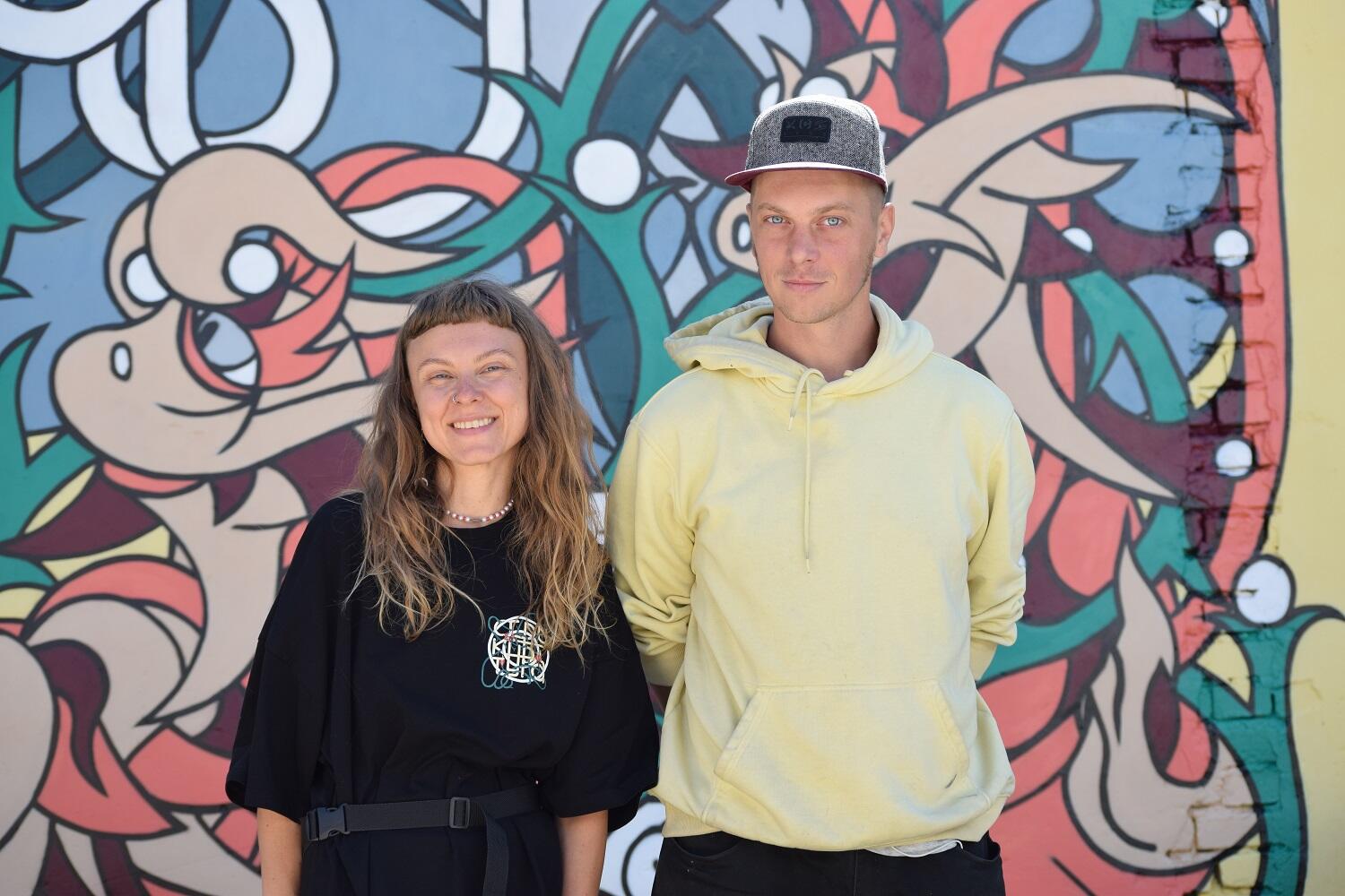 Художники Алина и Степа Айфо. Фото: Елена Кубрак, «Сысертские Вести»