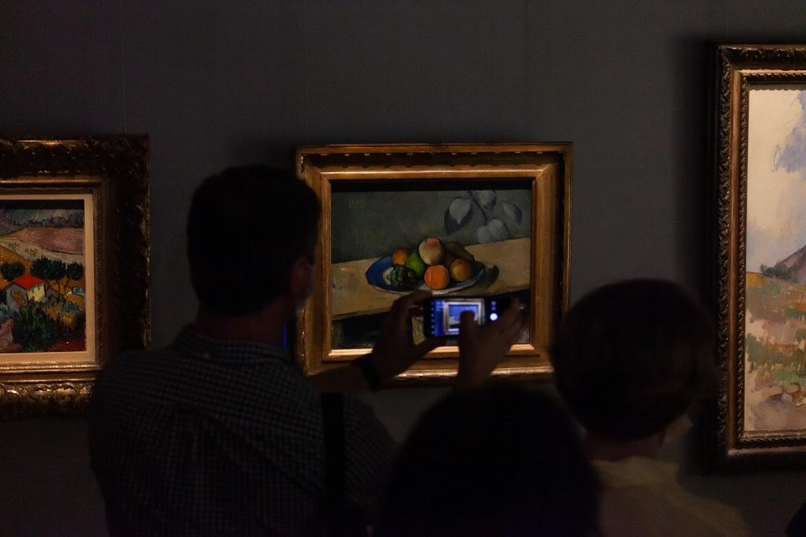 В центре — Поль Сезанн «Яблоки, персики, груши и виноград» (1839), слева - полотно Винсента Ван Гога «Пейзаж с домом и пахарем» (1889). Фото: Игорь Брук / It's My City