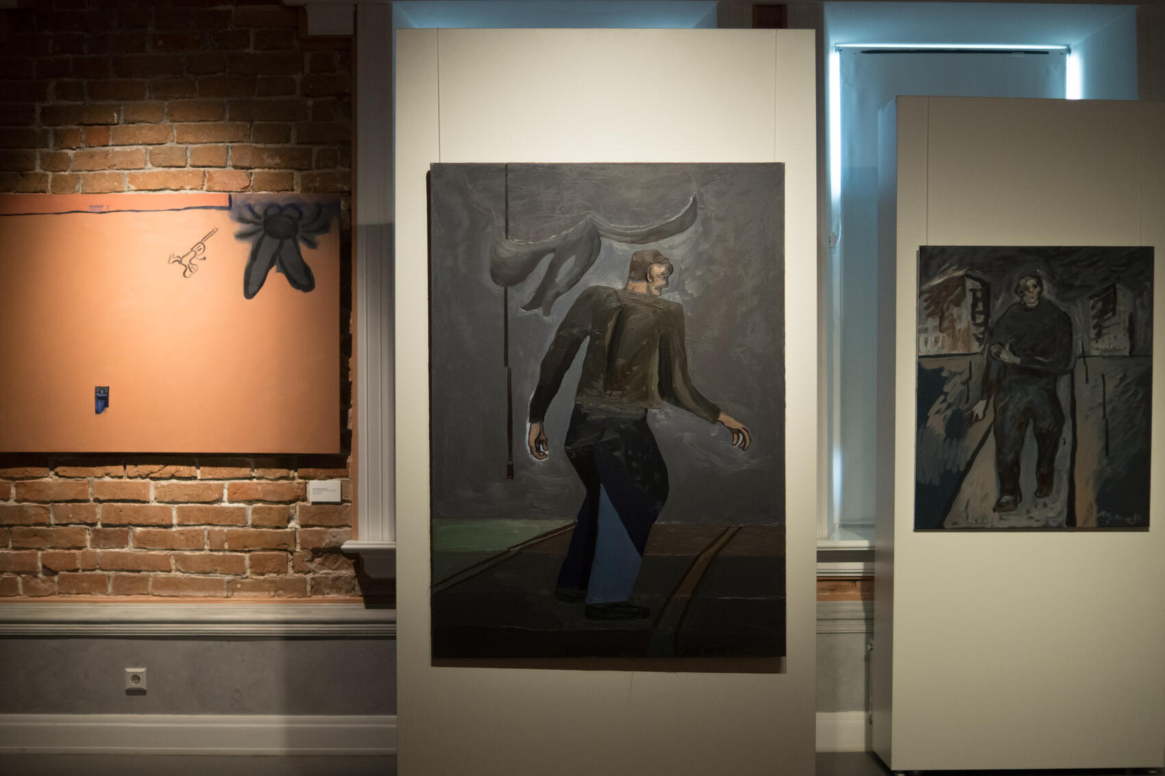 Атмосфера игры Silent Hill прослеживается сразу в нескольких работах Александра Баженова: серый туман, дорога, ведущая в никуда, одинокий персонаж. Все человеческие фигуры на картинах очень напоминают самого художника. Фото: Елена Елизарова / It’s My&nbsp;City