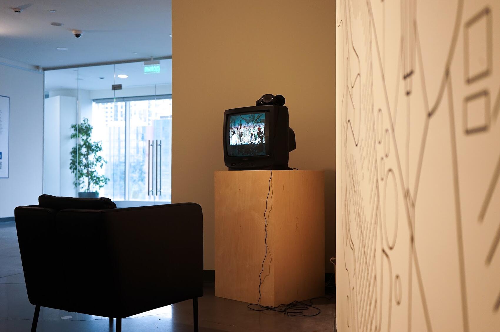 Помимо проекта экспериментальных городов на стенах галереи, в углу транслируются фильмы о жизни в них. Фото: Арина Томашова / It's My City