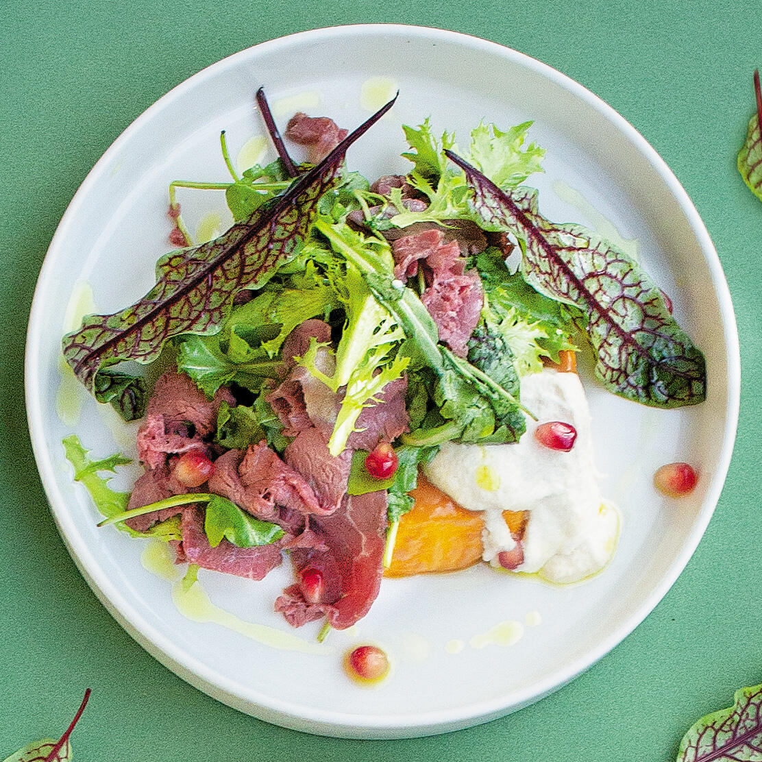 Сезонный салат с запеченной говядиной и карамельной тыквой