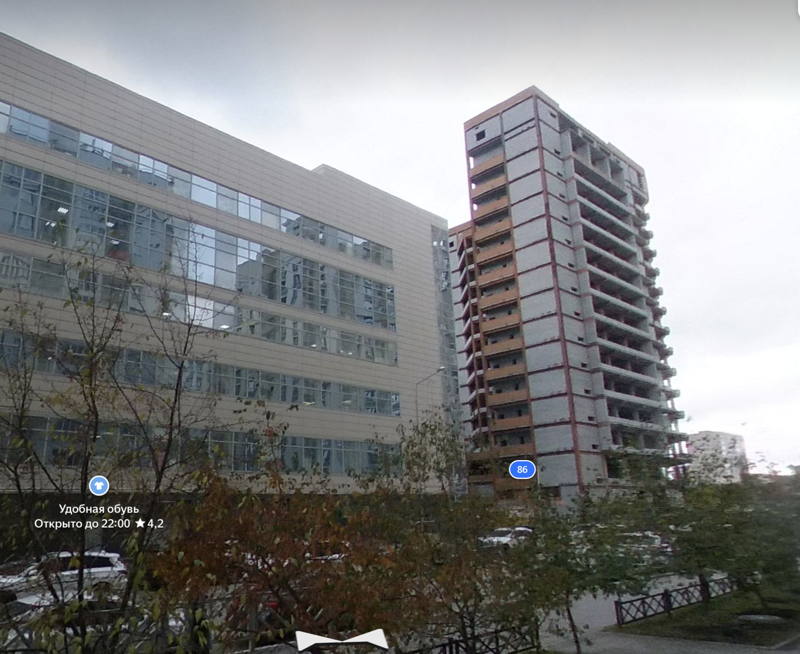 Слева находится ТЦ «Мегаполис», а справа — 16-этажный недострой. Скриншот: Яндекс. Панорамы