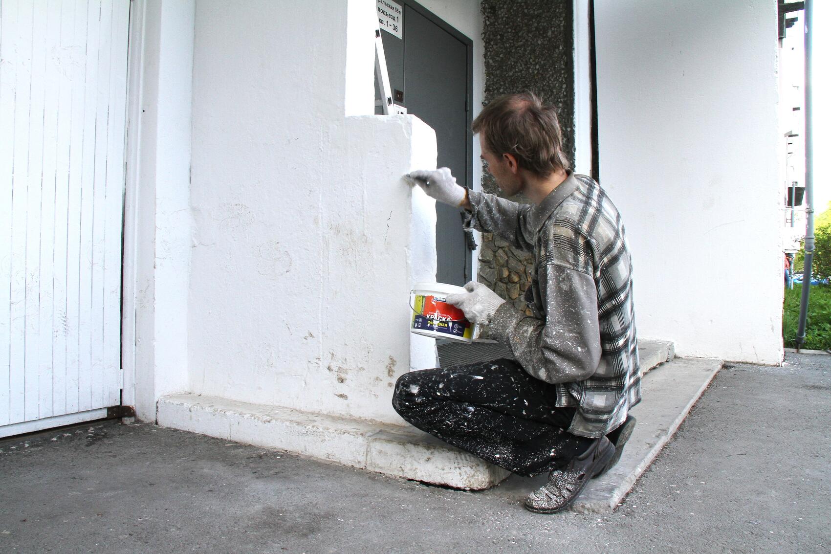 Леонид белит стены у подъезда своего дома