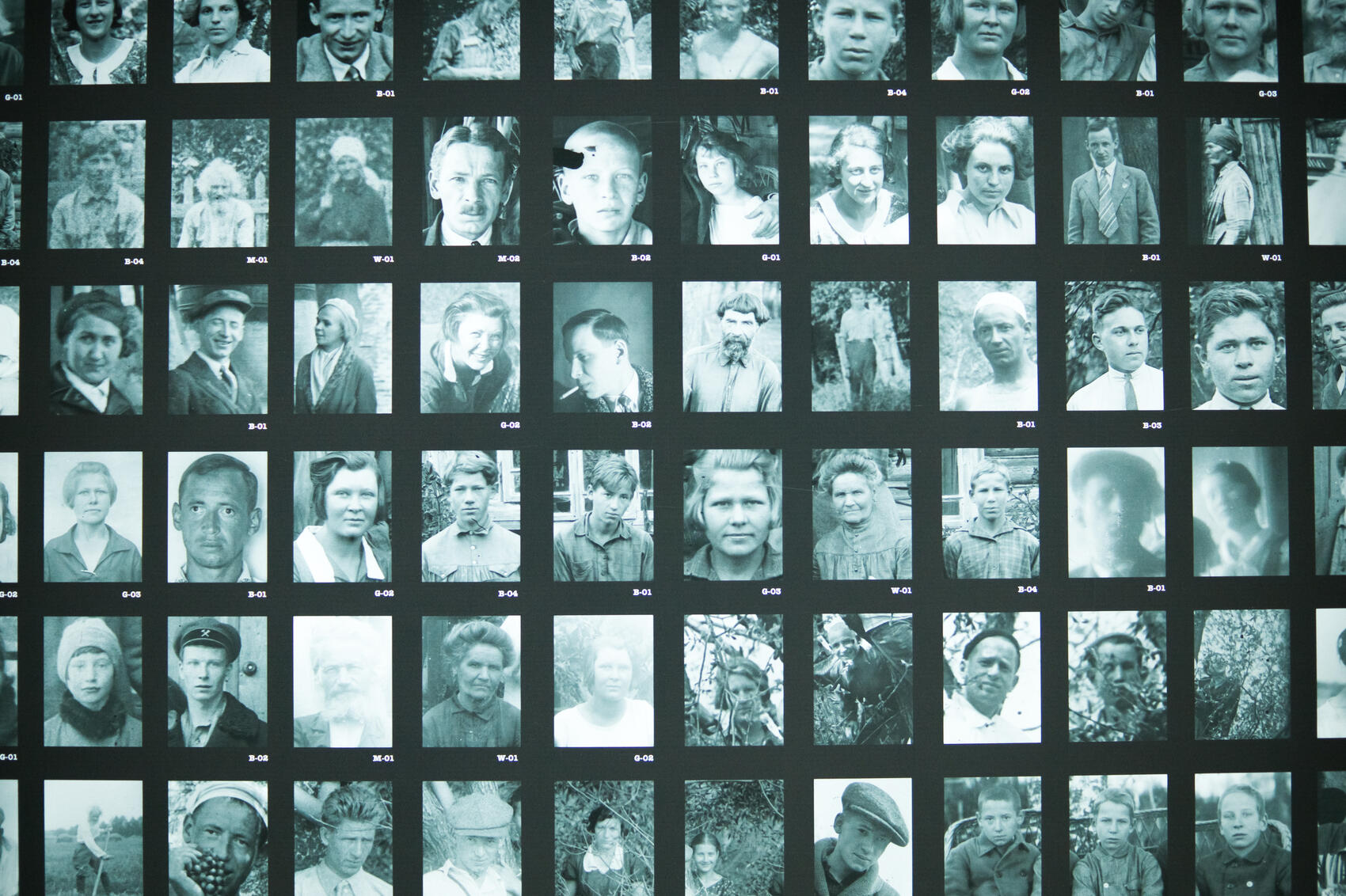 Алла вынесла на отдельный стенд изображения всех лиц, которые встречаются на негативах. Может, среди них окажется родственник посетителя выставки? Фото: Елена Елизарова / It’s My&nbsp;City