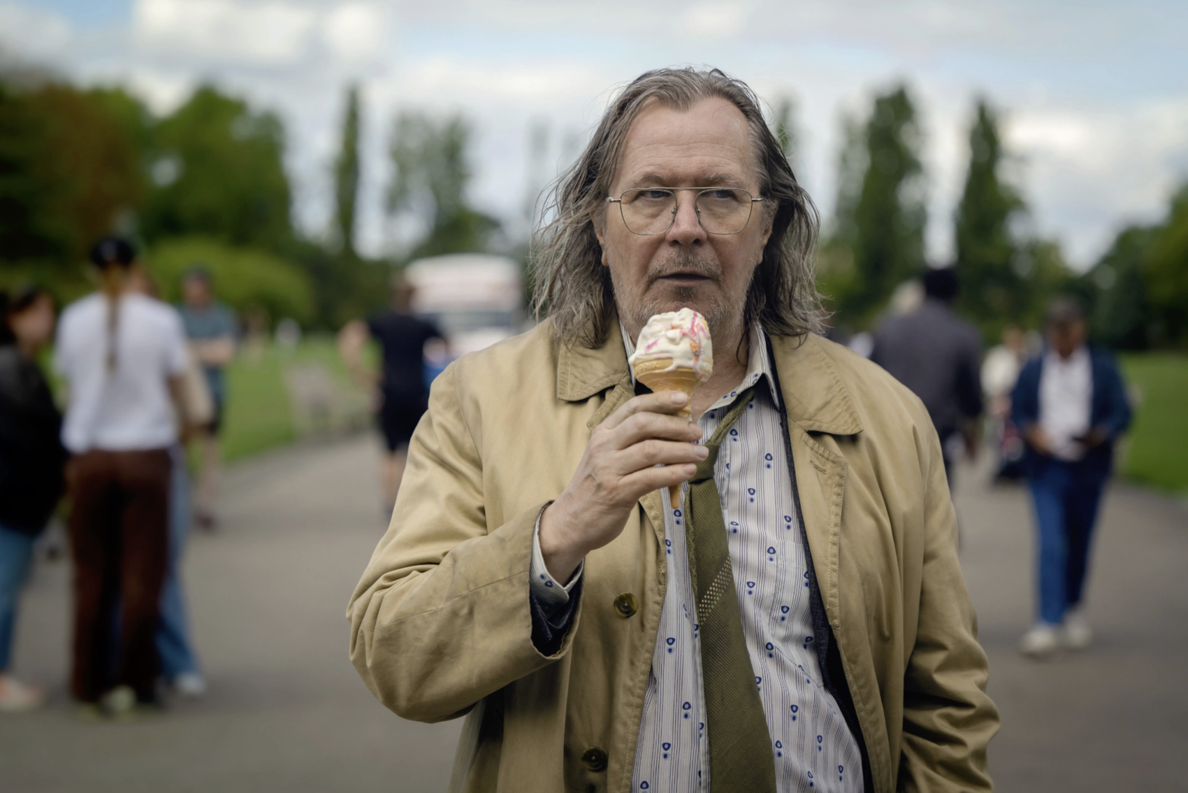 Кадр из сериала «Медленные лошади»