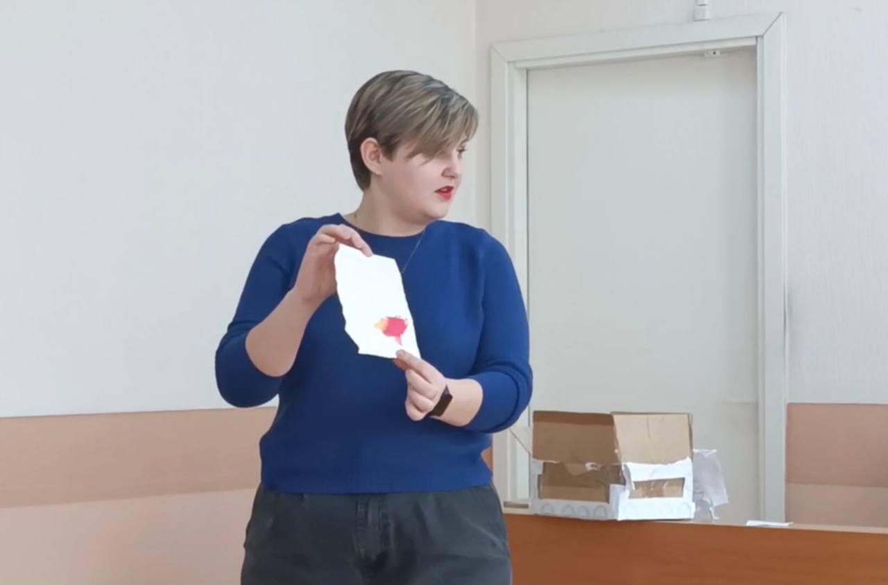 На белом листе бумаги приклеен маленький кусочек баннера. Фото: It's My City