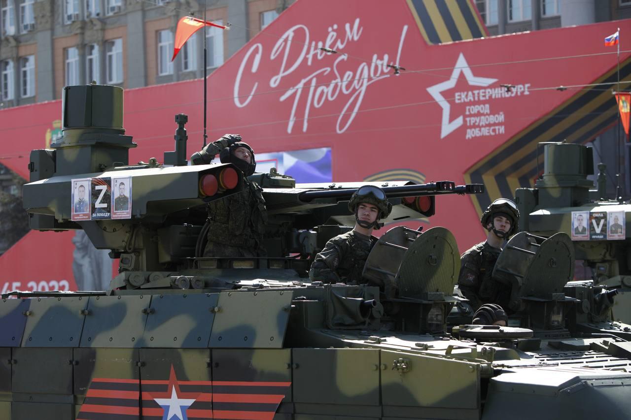 На военной технике в этом году можно было заметить портреты солдат, погибших в Украине. Фото: Илья Вага / It's My City