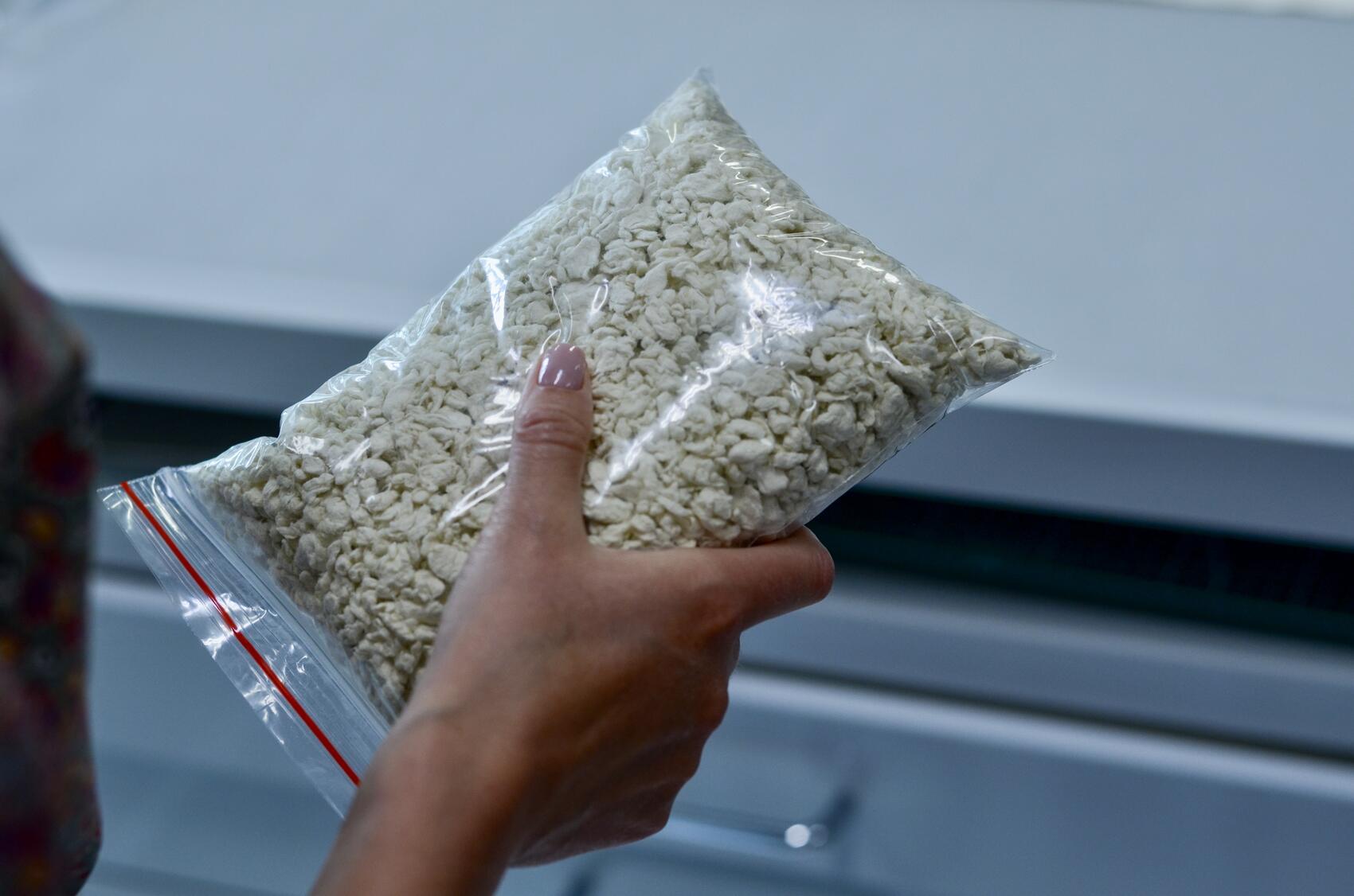 Мария перемалывает бумагу с водой в блендере и восполняет с ее помощью небольшие утраты на бумаге