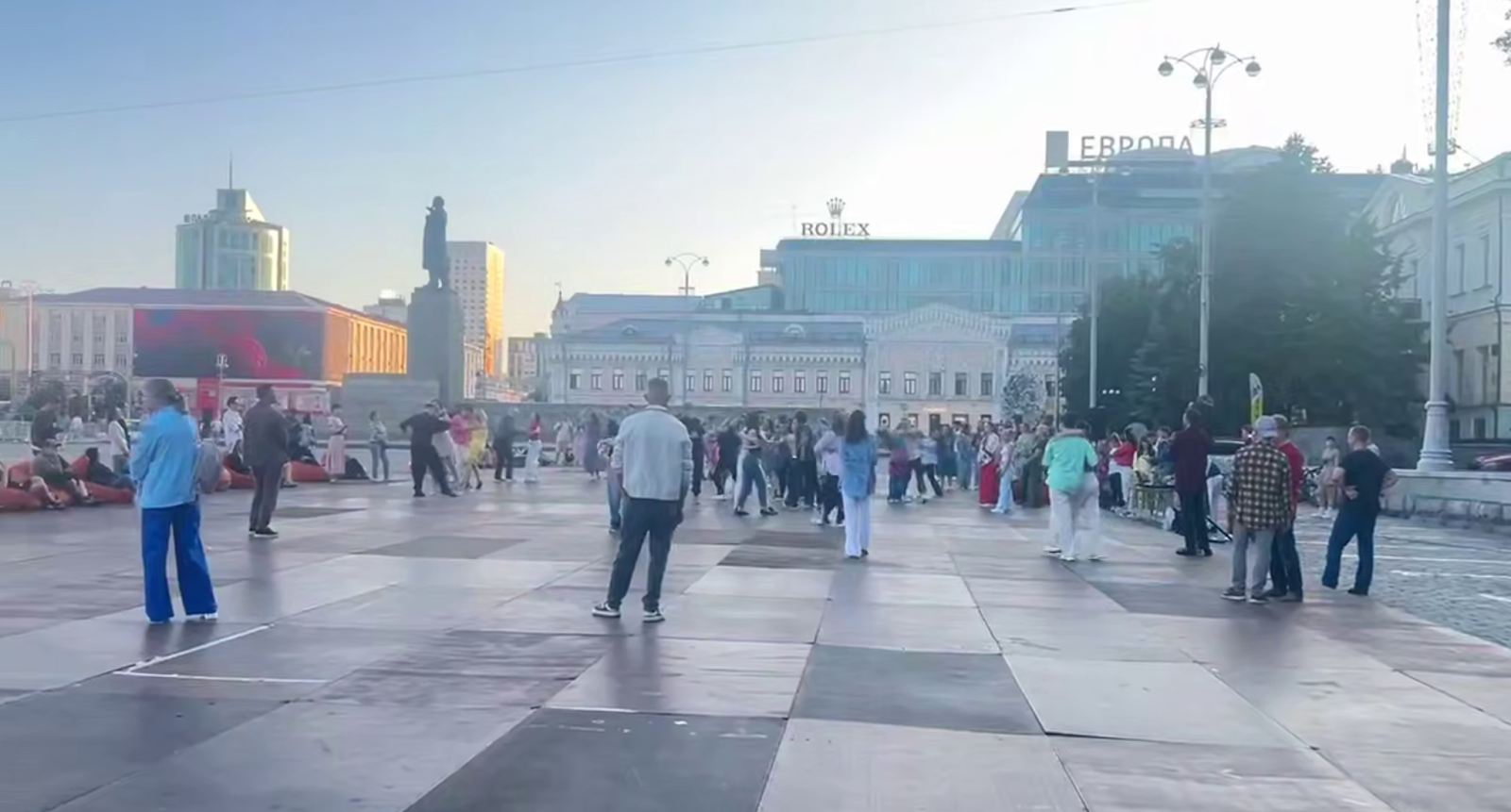 Люди танцуют бачату на площади. Фото: It's My City