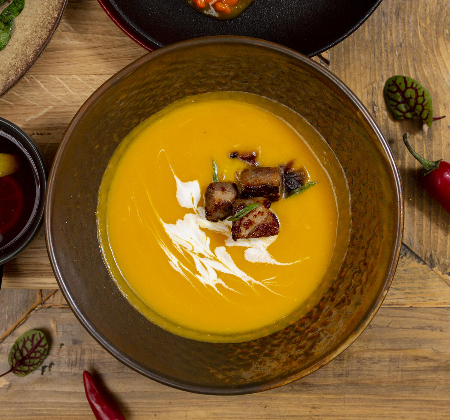 Крем-суп из тыквы с имбирем, чили и поркеттой