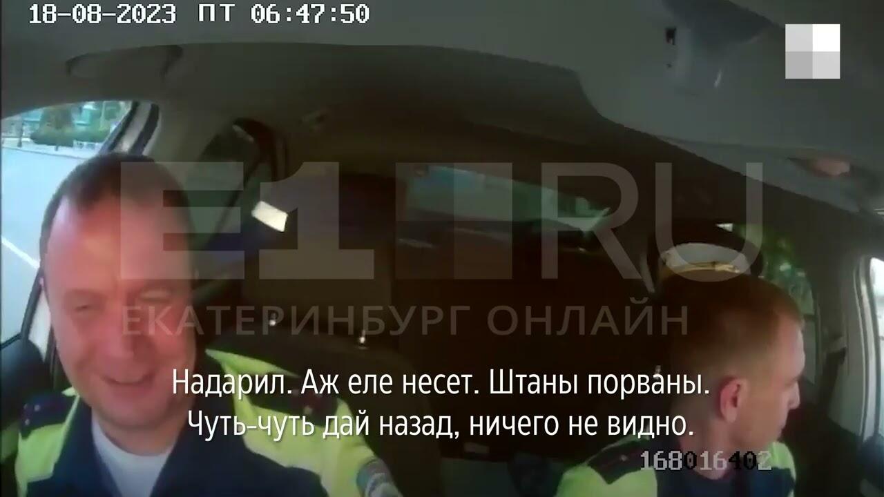 Сотрудники ДПС наблюдают за дракой