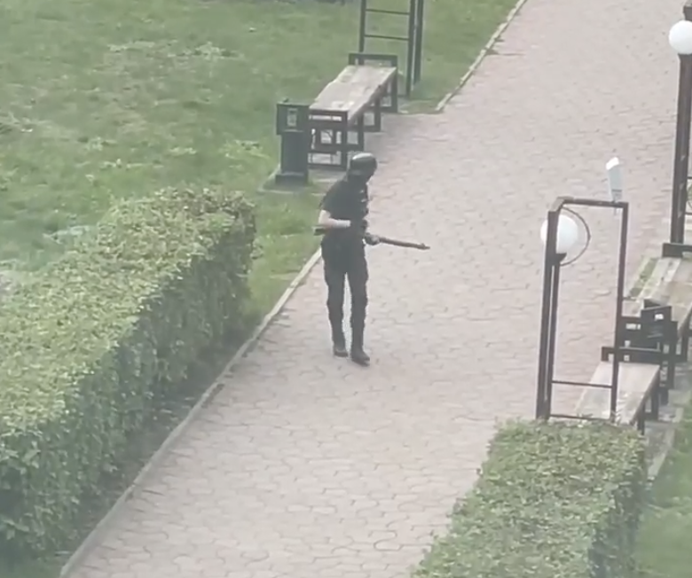 Фото стрелка перед входом в университет.