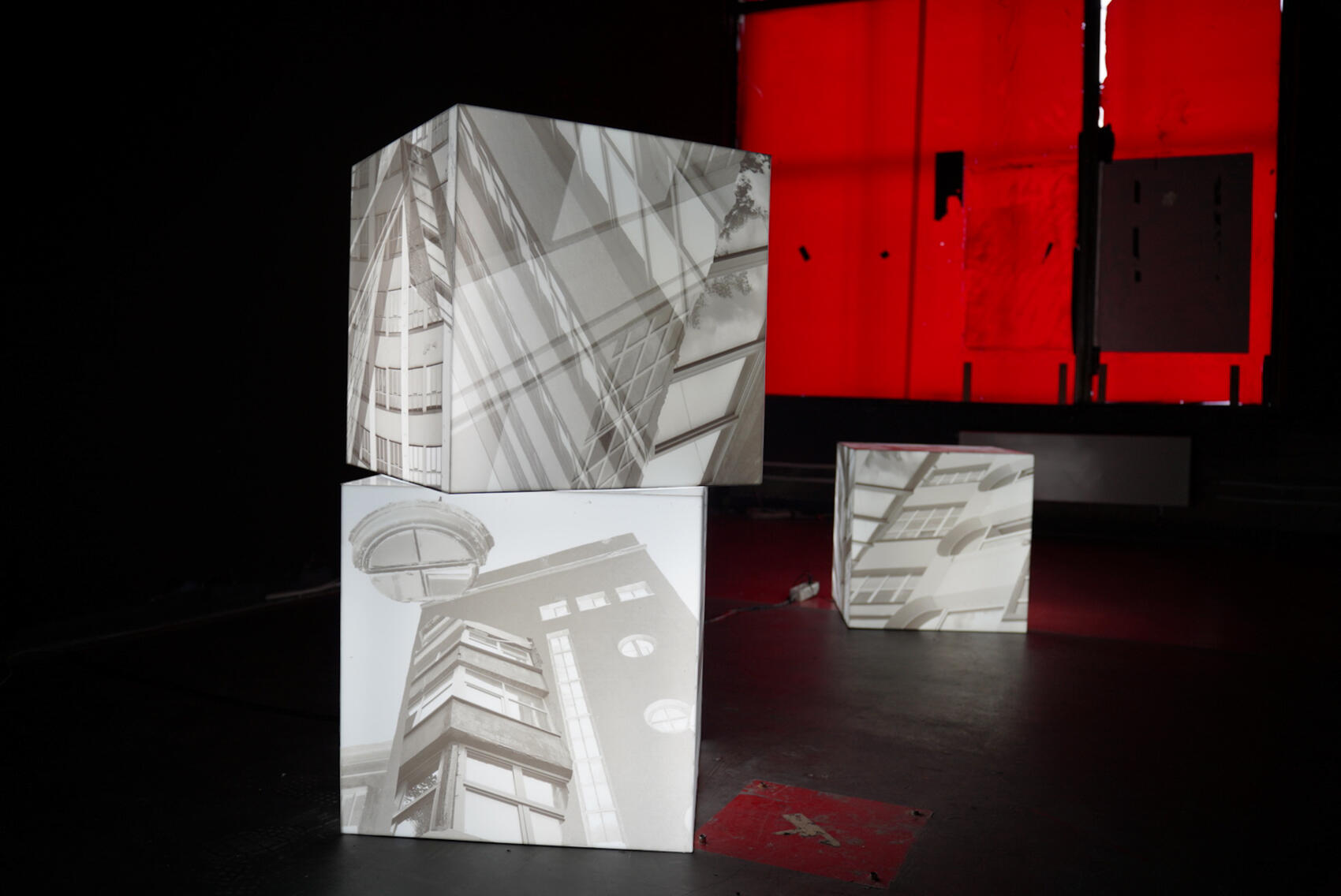 Светящиеся кубы с окнами «дома-расчески». Фото: Елена Елизарова / It’s My City