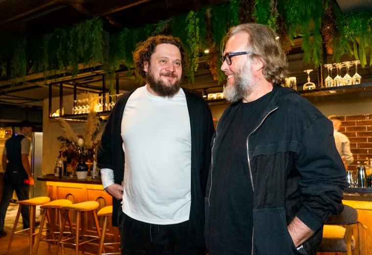 Ресторатор Кирилл Шлаен, в заведении которого проходила встреча, и сам главный герой — Геннадий Йозефавичус. Фото: Арина Томашова / It’s My City