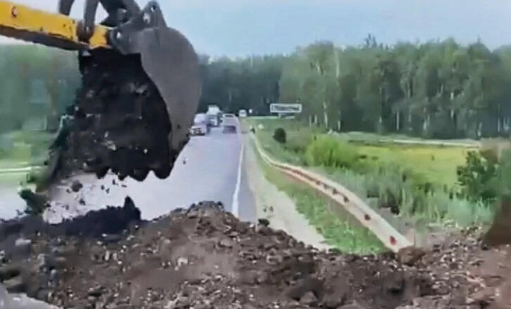 Повреждение дороги в Липецкой области. Фото: скриншот видео из соцсетей