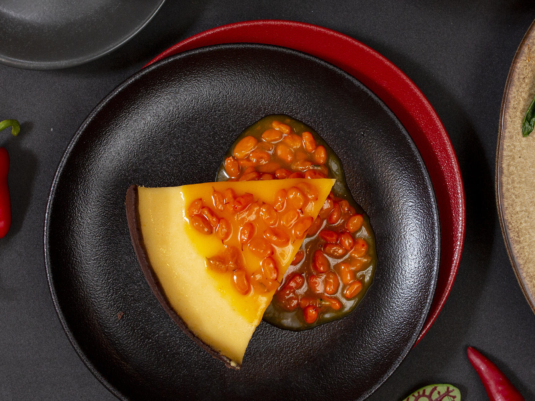 Тарт лимонный с облепиховым соусом