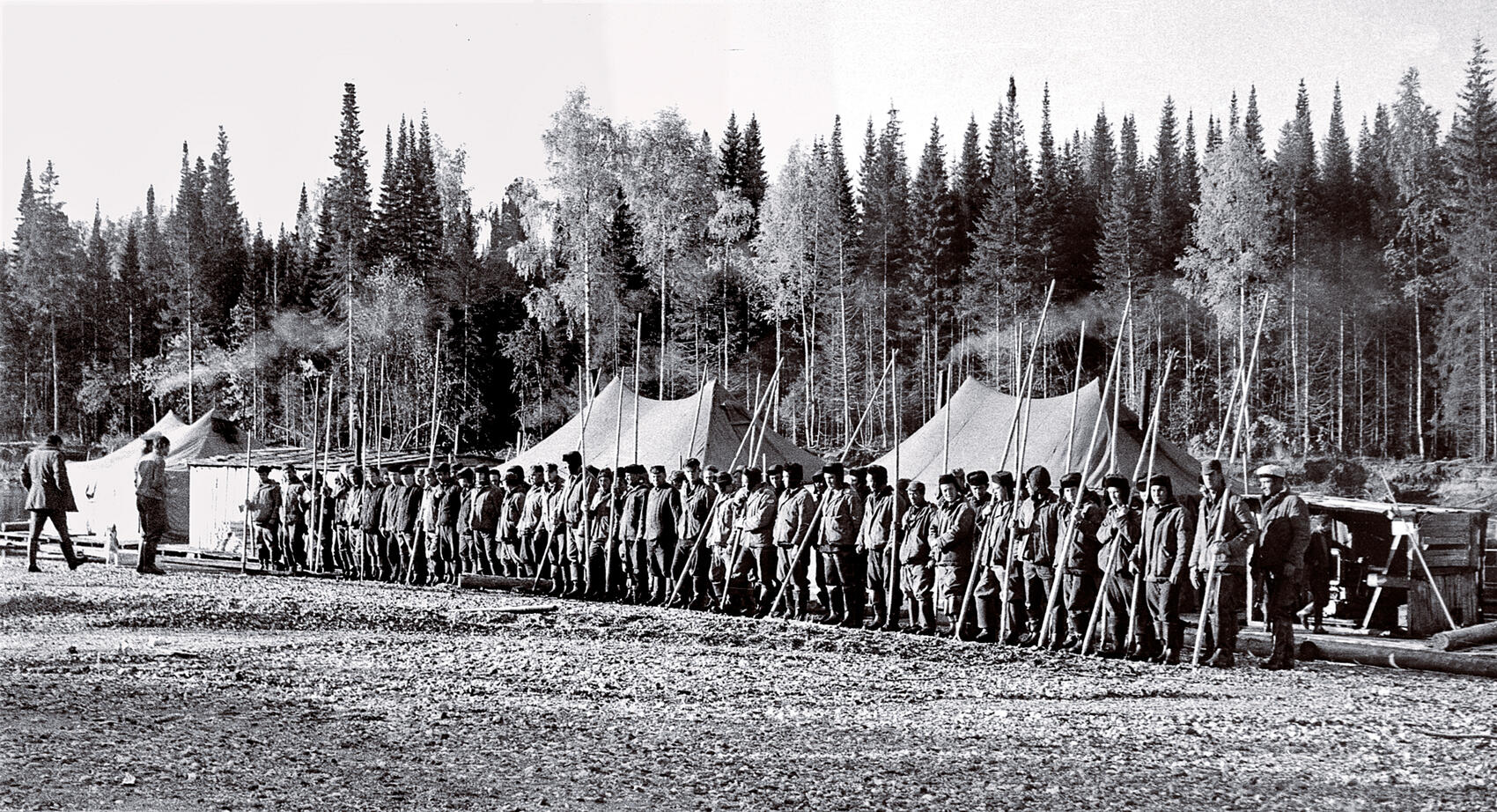 Построение трудармейцев в Ивдельлаге. Фото из архива Владимира Вербеца, год съемки неизвестен