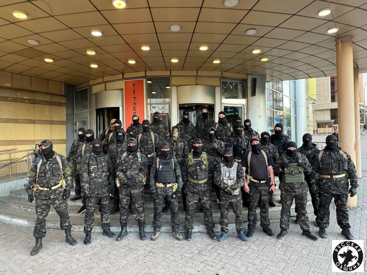 Активисты «Русской общины» после антимигрантского рейда в ТЦ «Антей» в Екатеринбурге. Фото: соцсети движения