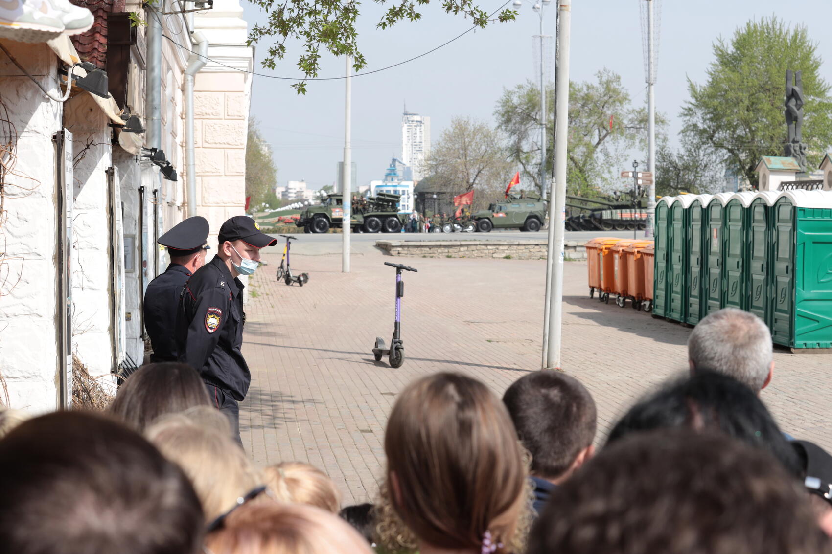 Большая часть горожан могла посмотреть парад только с дистанции