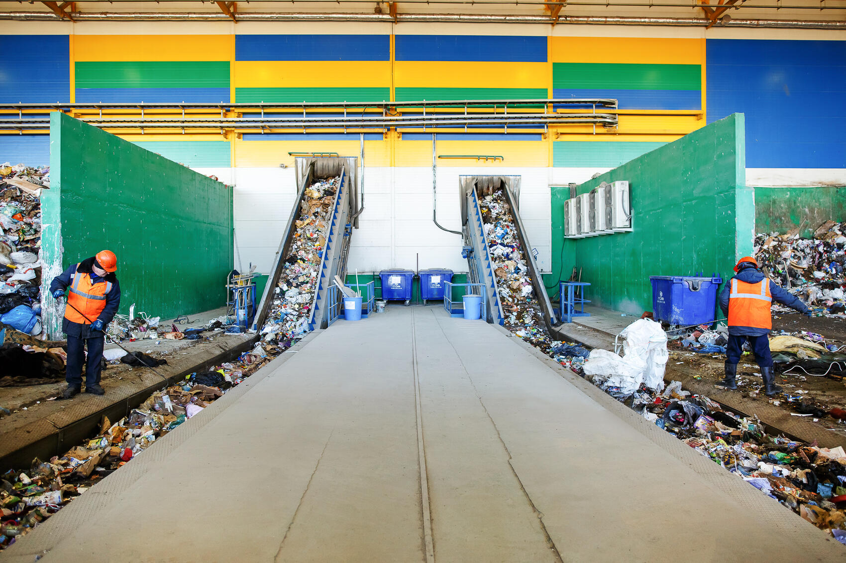 Работники завода отбирают мусор на конвейере. Фото: «ТЭО»