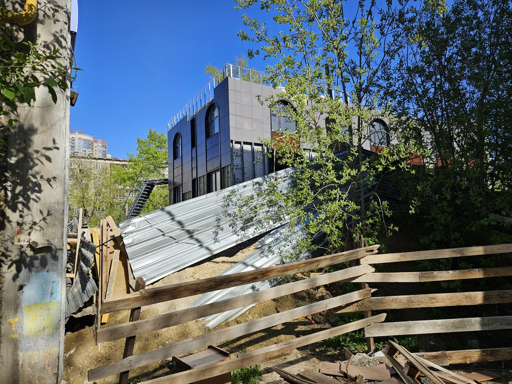 Так сейчас выглядит стройплощадка, где собираются возвести 32-этажный дом. Двухэтажный спортивный центр почти готов. Фото: Елена Елизарова / It’s My City