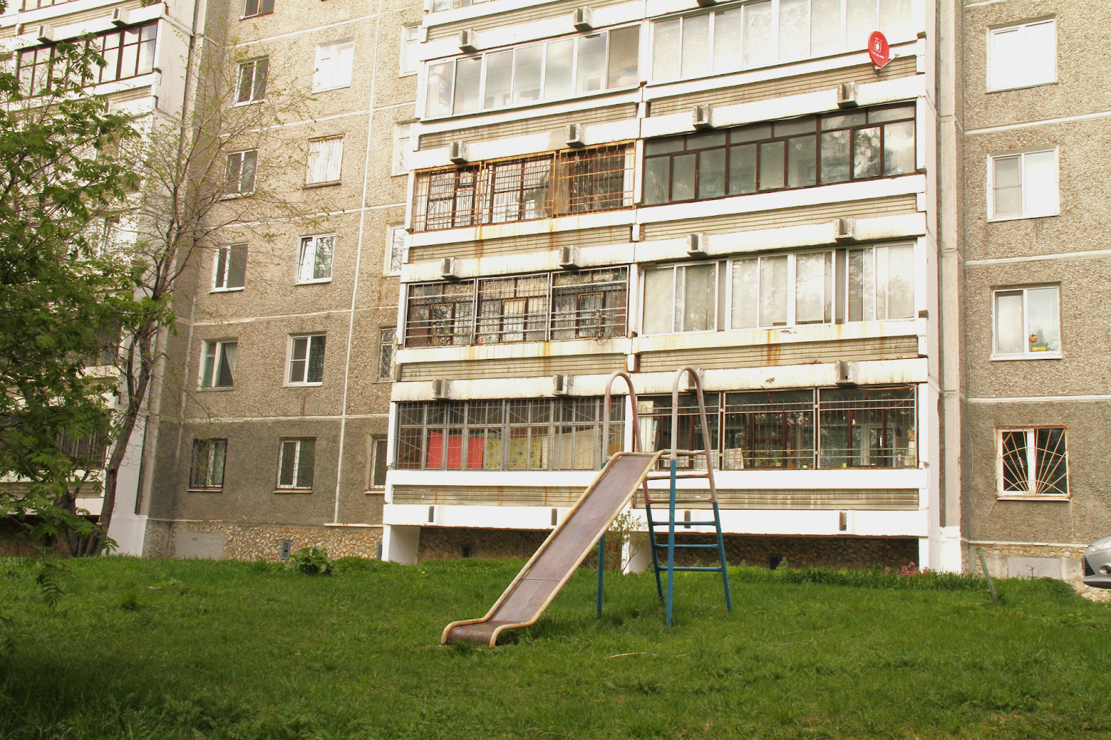 Двор дома Леонида