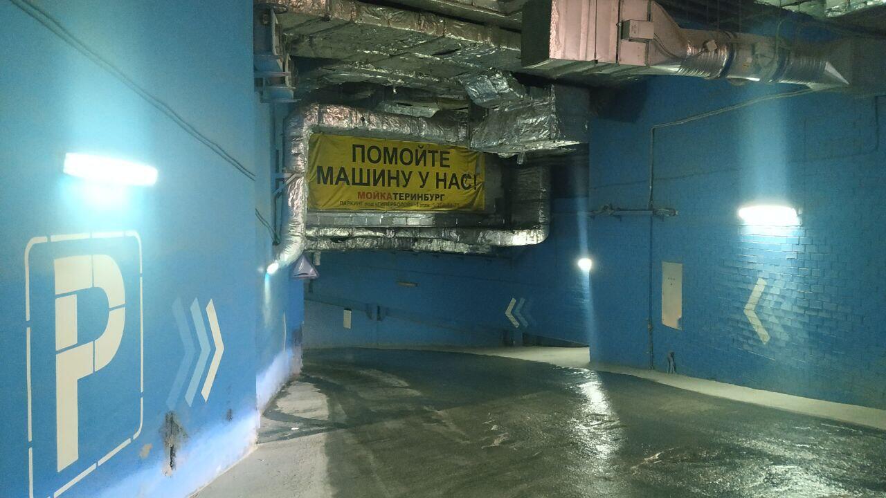 Так выглядит «отдельный вход без QR-кодов» в «Гиперболу». Фото: Иван Рублев/IMC