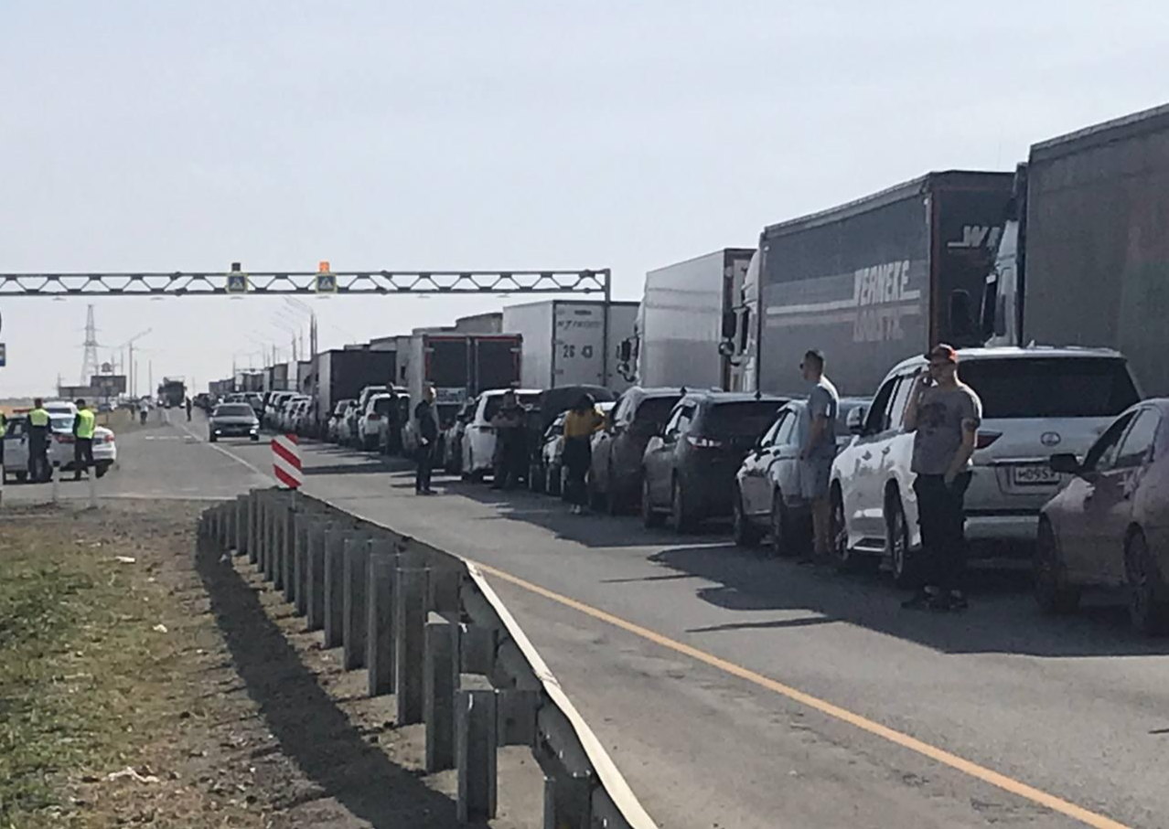 Пробка на таможенном посте у границы с Казахстаном. Фото: телеграм-канал «PLUSHEV/ПЛЮЩЕВ»