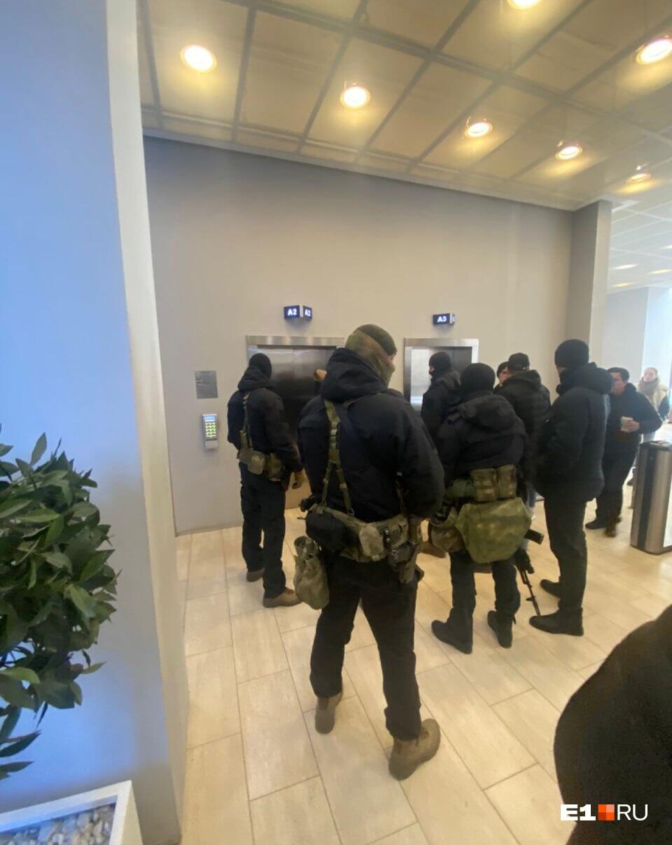 Силовики перед обыском. Фото: E1.ru