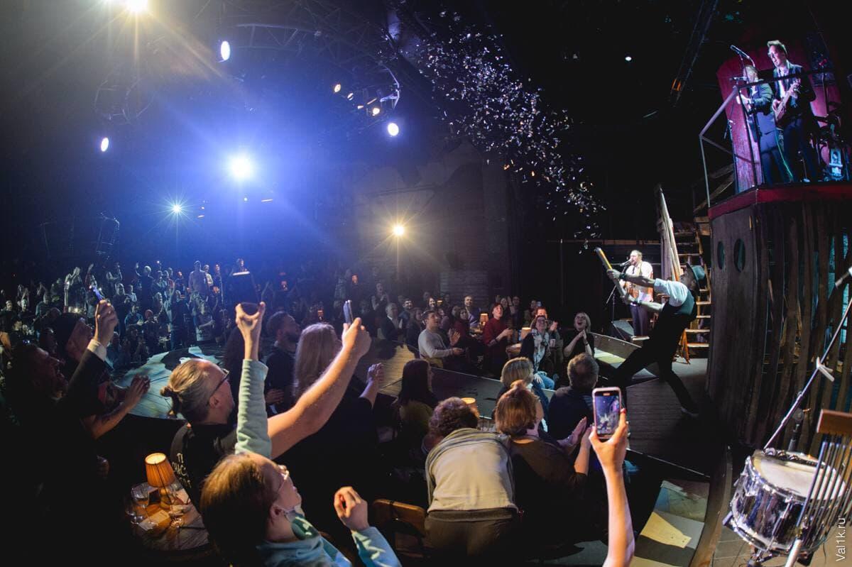 Музыканты на сцене Театра на Таганке. Фото: предоставлено Романом Луговых