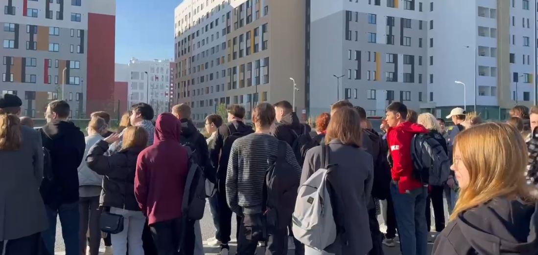 Студенты стоят в большой очереди, чтобы с утра уехать на пары. Фото: «4 канал»