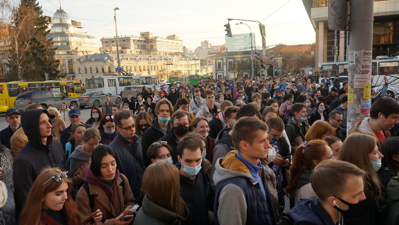 Поток людей у кольца Малышева с поворотом на Карла Либкнехта. Фото: Арина Томашова / It's My City