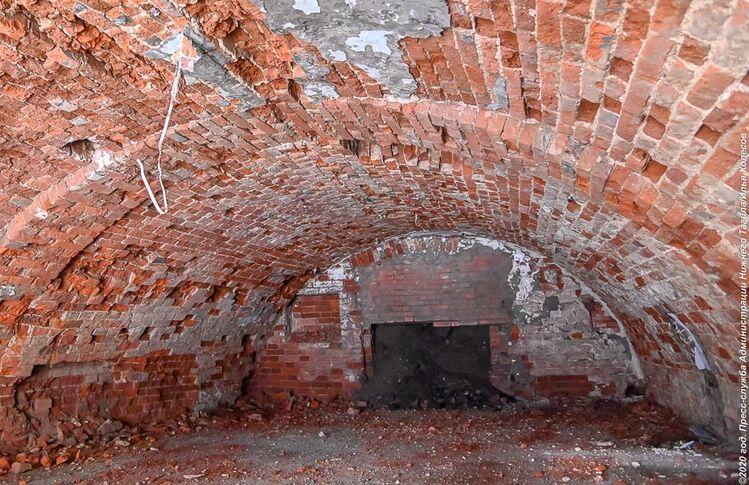 Одна из комнат катакомб под сквером советских скульптур. Фото: Илья Колесов / «Между строк»