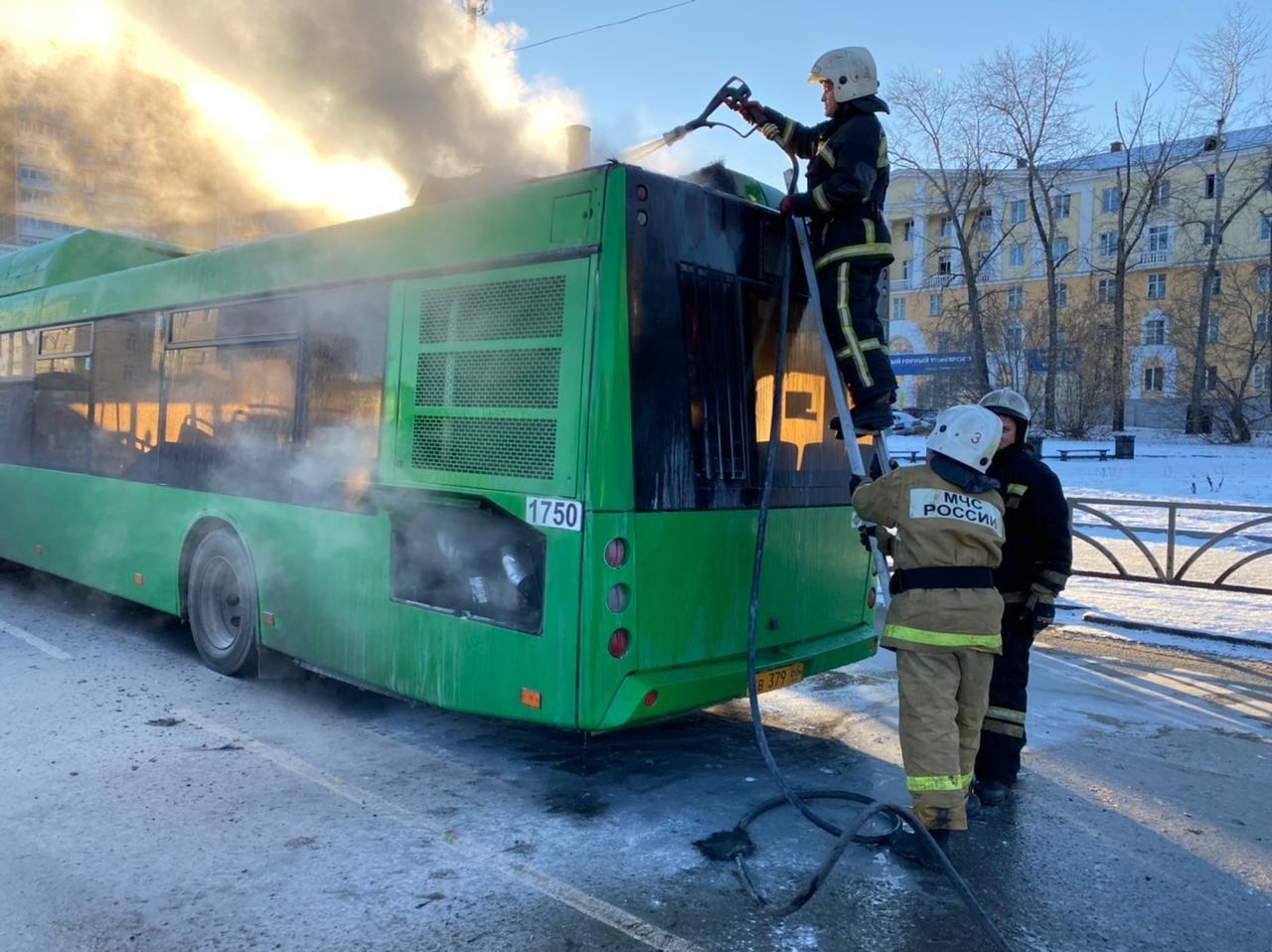 Пожар на автобусной спб. Пожарный автобус.