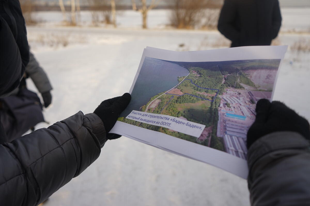 Синим очерчен участок с деревьями, на котором хотят построить гостиницу для отдыхающих. Фото: Арина Томашова / It's My City