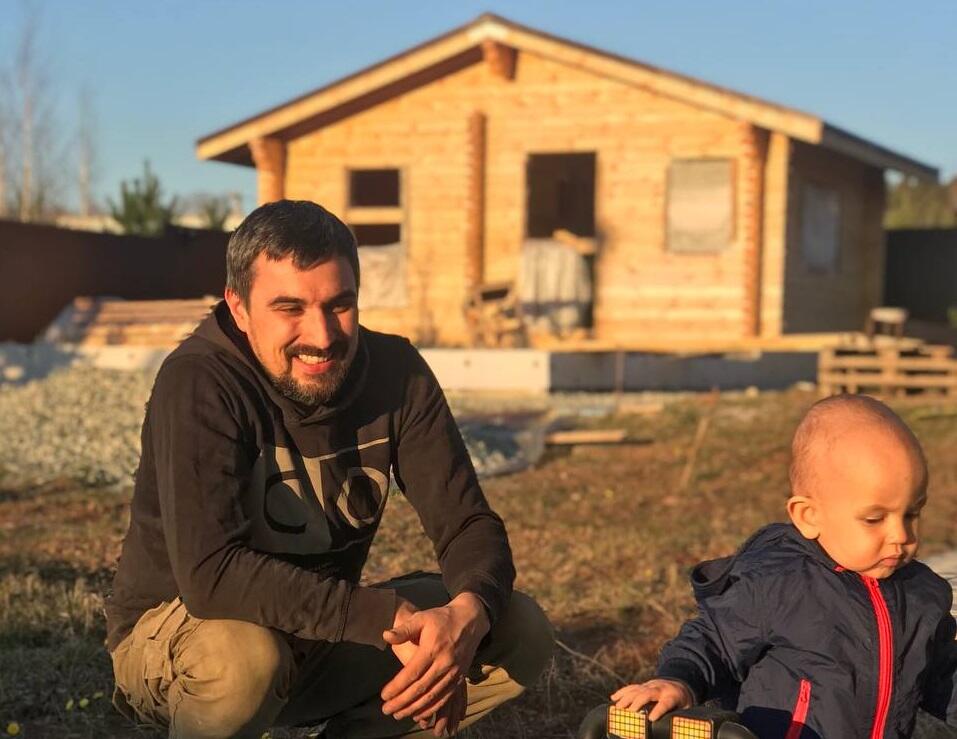 Семья Светланы у загородного дома