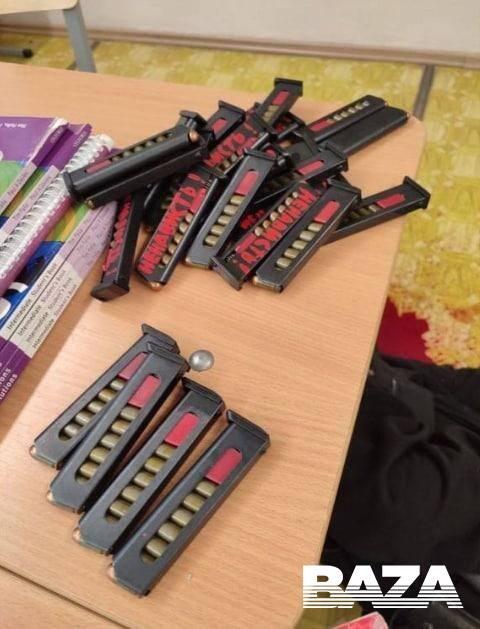 Обоймы с патронами оружию, которые нашли у стрелка. Фото: Baza